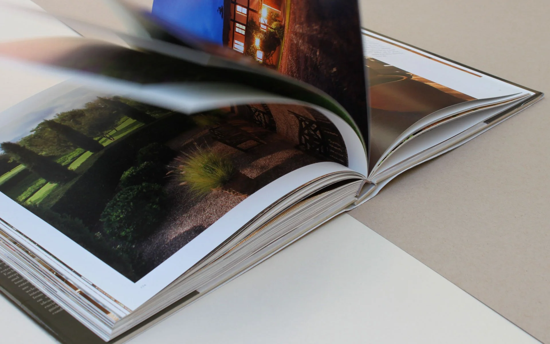 Álbum de fotos abierto mostrando imágenes de jardines y paisajes