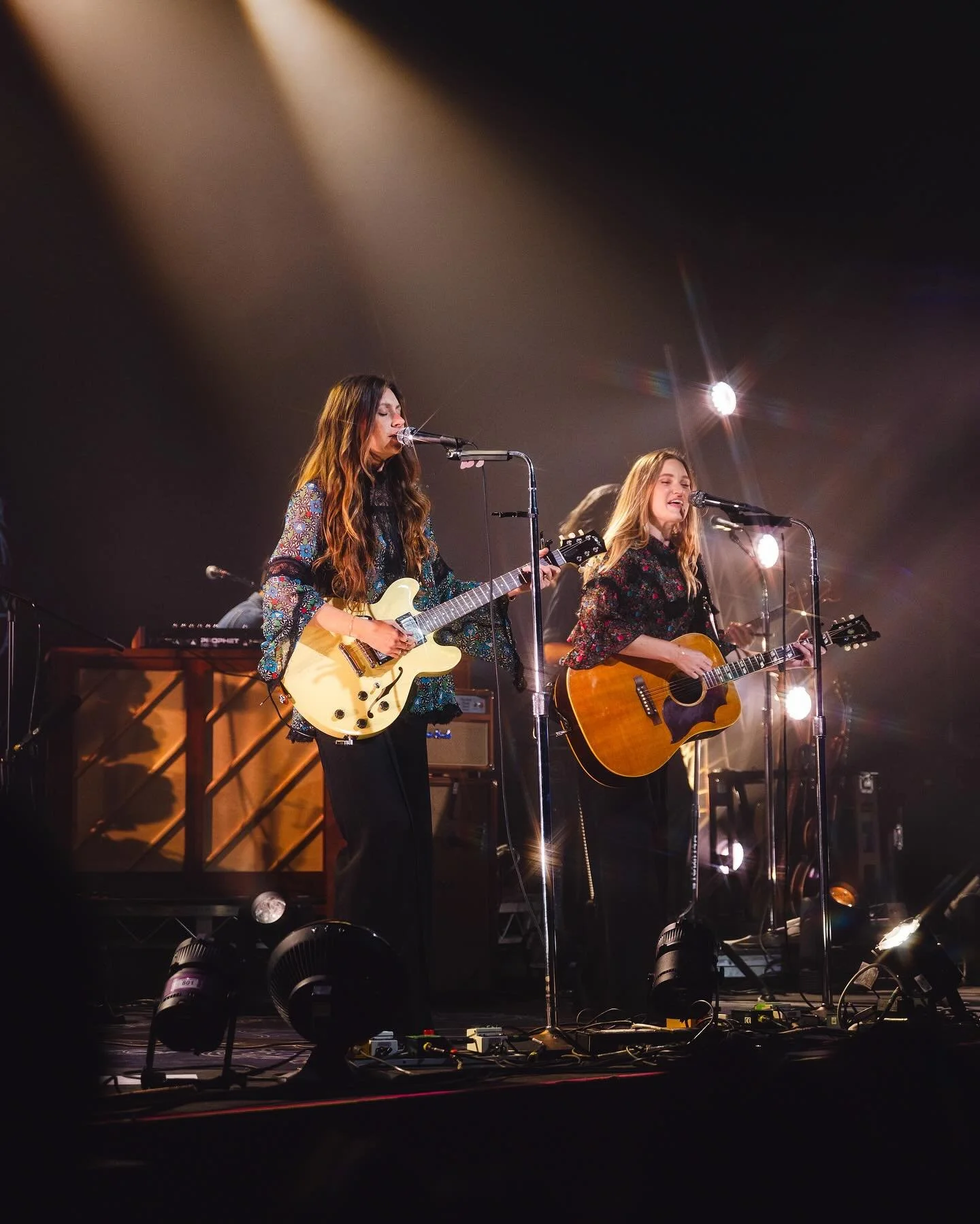 𝓫𝓮 𝓮𝓿𝓮𝓻𝔂 𝓬𝓸𝓵𝓸𝓻 𝓽𝓱𝓪𝓽 𝔂𝓸𝓾 𝓪𝓻𝓮
the OG queens @alyandaj last night at franklin music hall was such a treat 𓇻 full circle moment after nearly 20 years of dancing to potential breakup song in my bedroom, needless to say i&rsquo;m a f