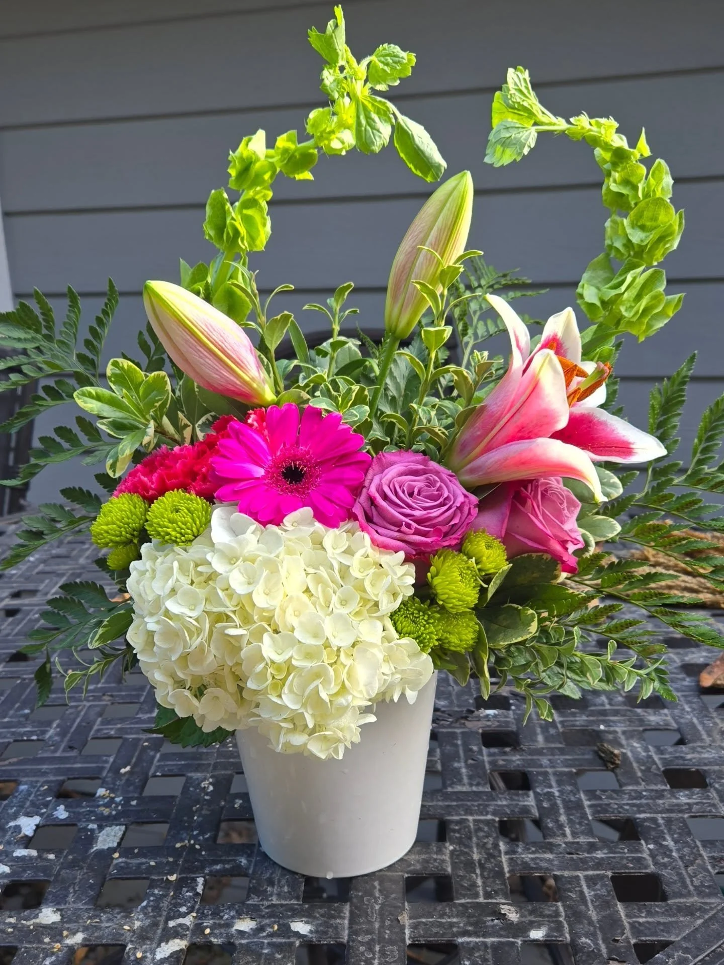 I made a floral arrangement today!!!
It was my homework from yesterday's floral class at work. Not bad for my first try!!! I may have some use! 🤣🤣🤣💐🌹
Thanks for the great class @sofiesfloral 
Can't wait for next week's class!!
#flowerarrangem
