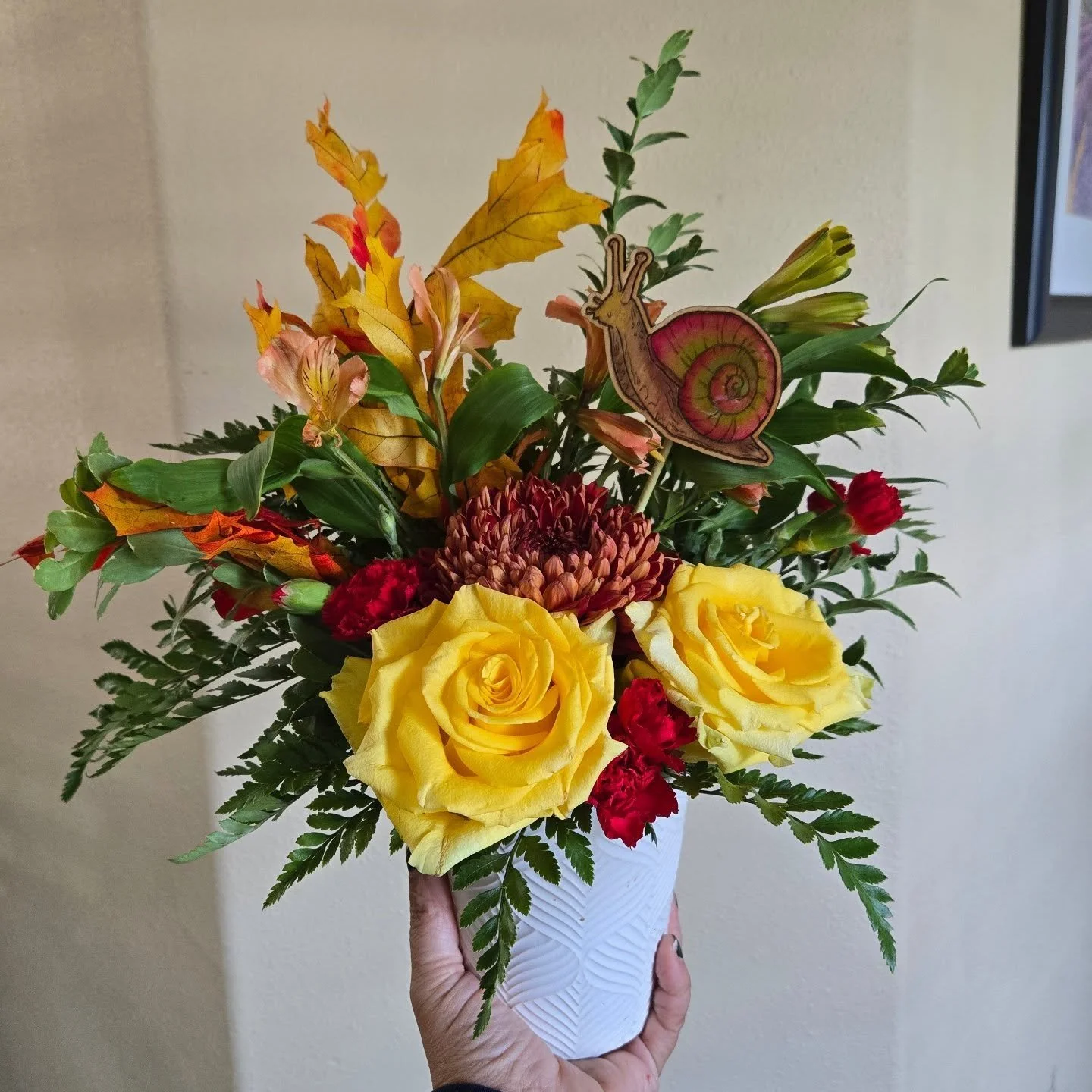Floral design Class 101 week 3!
(I missed week 1, but I work thereniw so they are teaching me all the things!!!)
This one came out to be a Bit of a mess, but it's MY mess. I added one of my snail magnets to make up for it. 🤣🤣🤣
I was having trou