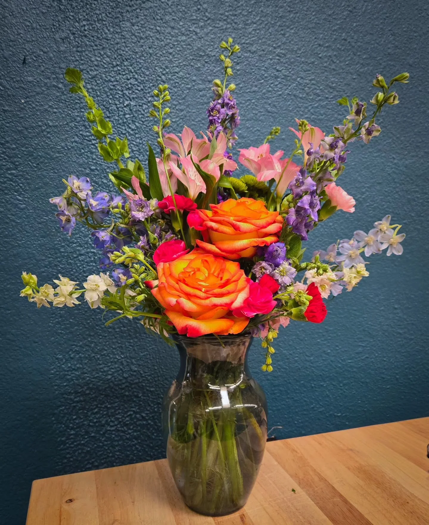 Friday bouquet!!!
We have flowers I can play with to practice making arrangements with at work. Today I found some inspi on Pinterest and gave it my own flare. 
Was so fun choosing the flowers! Especially since I don't have to think of the price si