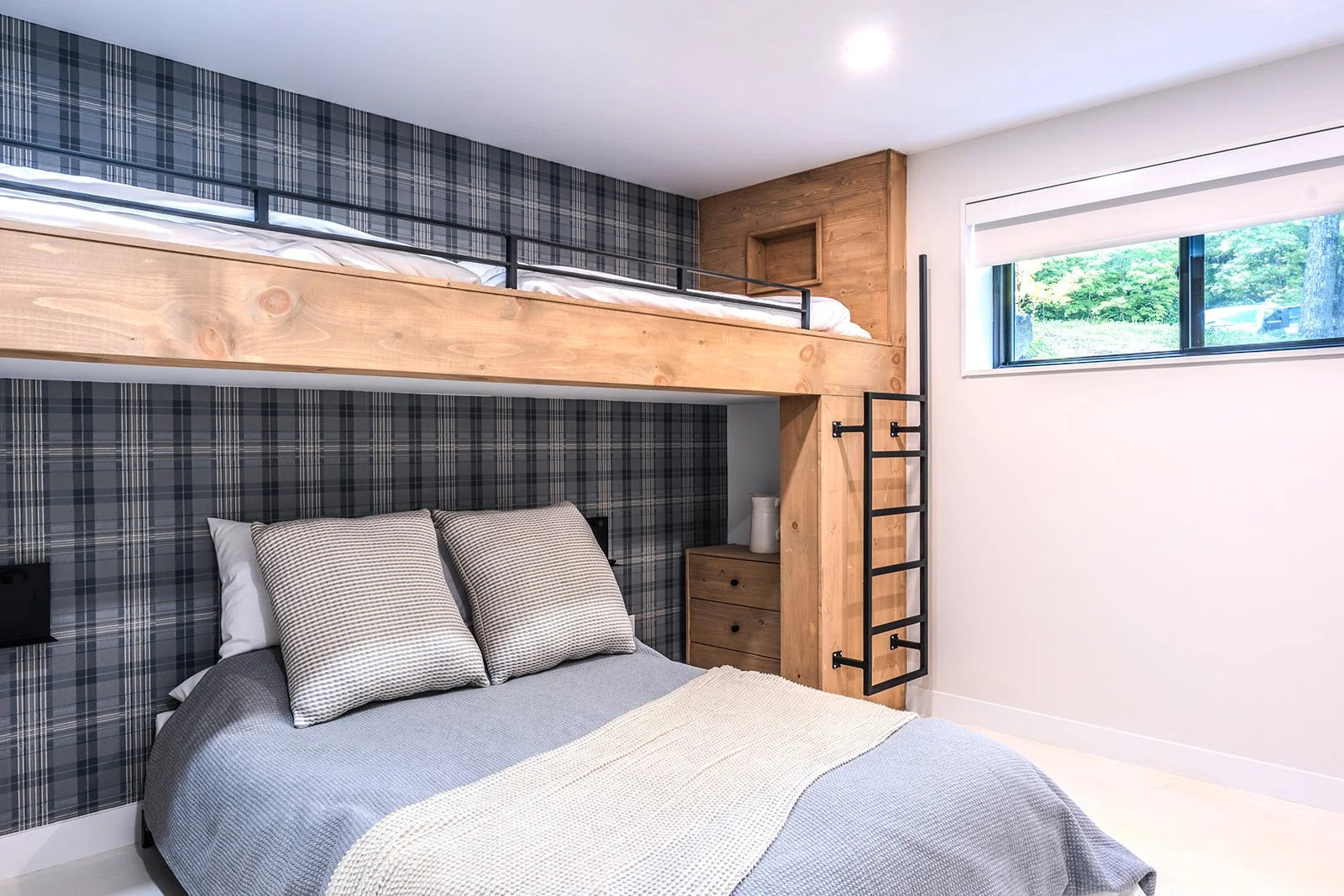 Chambre familiale avec lits superposés et lit queen, parfaite pour enfants et adultes.