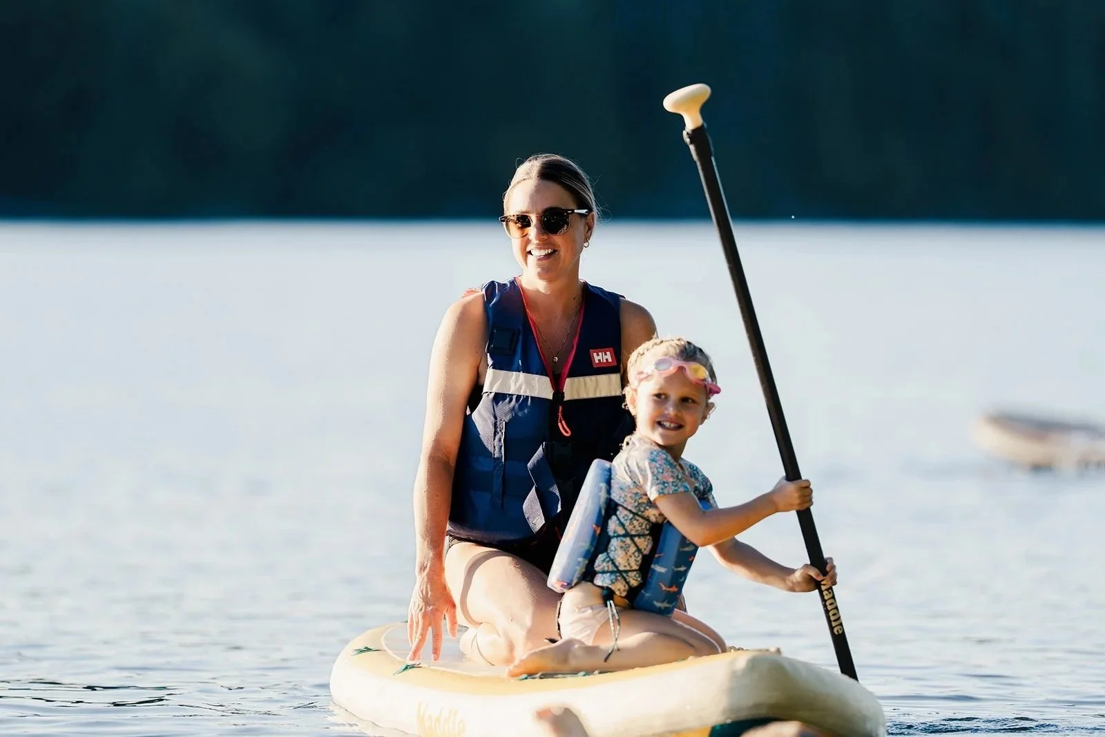 Deux paddle boards disponibles pour explorer le lac Labelle en toute sécurité et partager de belles aventures sur l’eau.