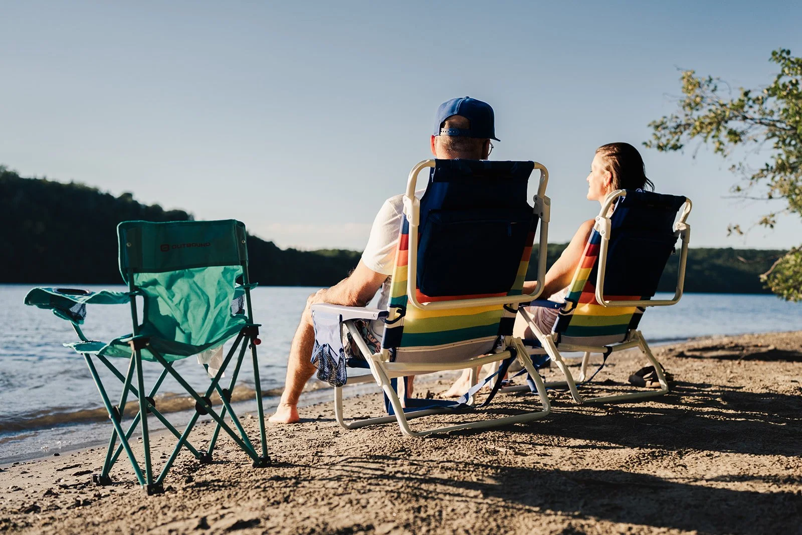 Une petite plage attenante au quai, idéale pour relaxer sur des chaises longues et admirer la vue.