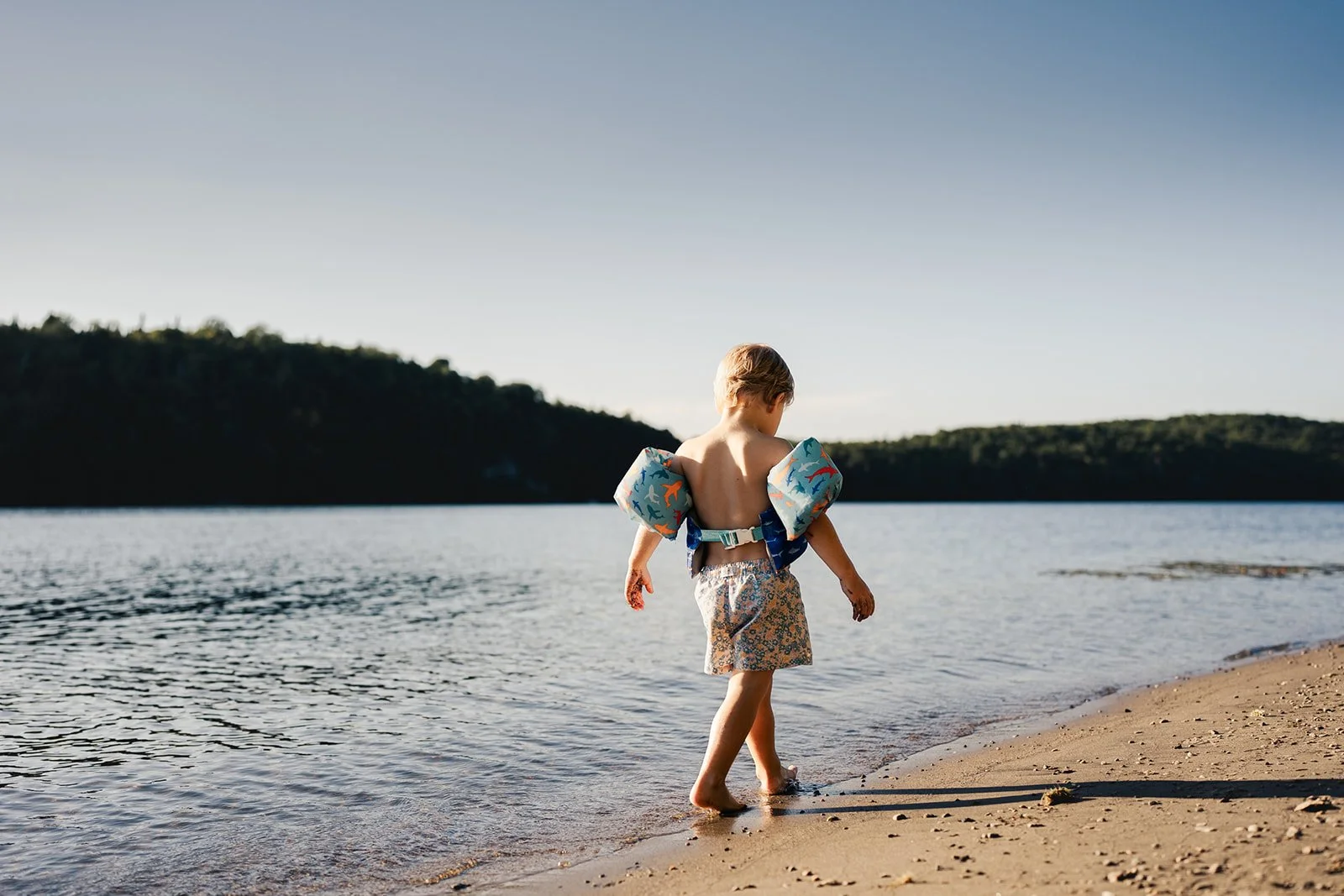 Les enfants peuvent s’amuser et patauger dans l’eau peu profonde à la plage privée.