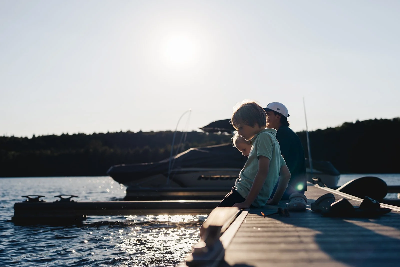 Moments simples au bord du quai, parfaits pour relaxer en famille et profiter du soleil.