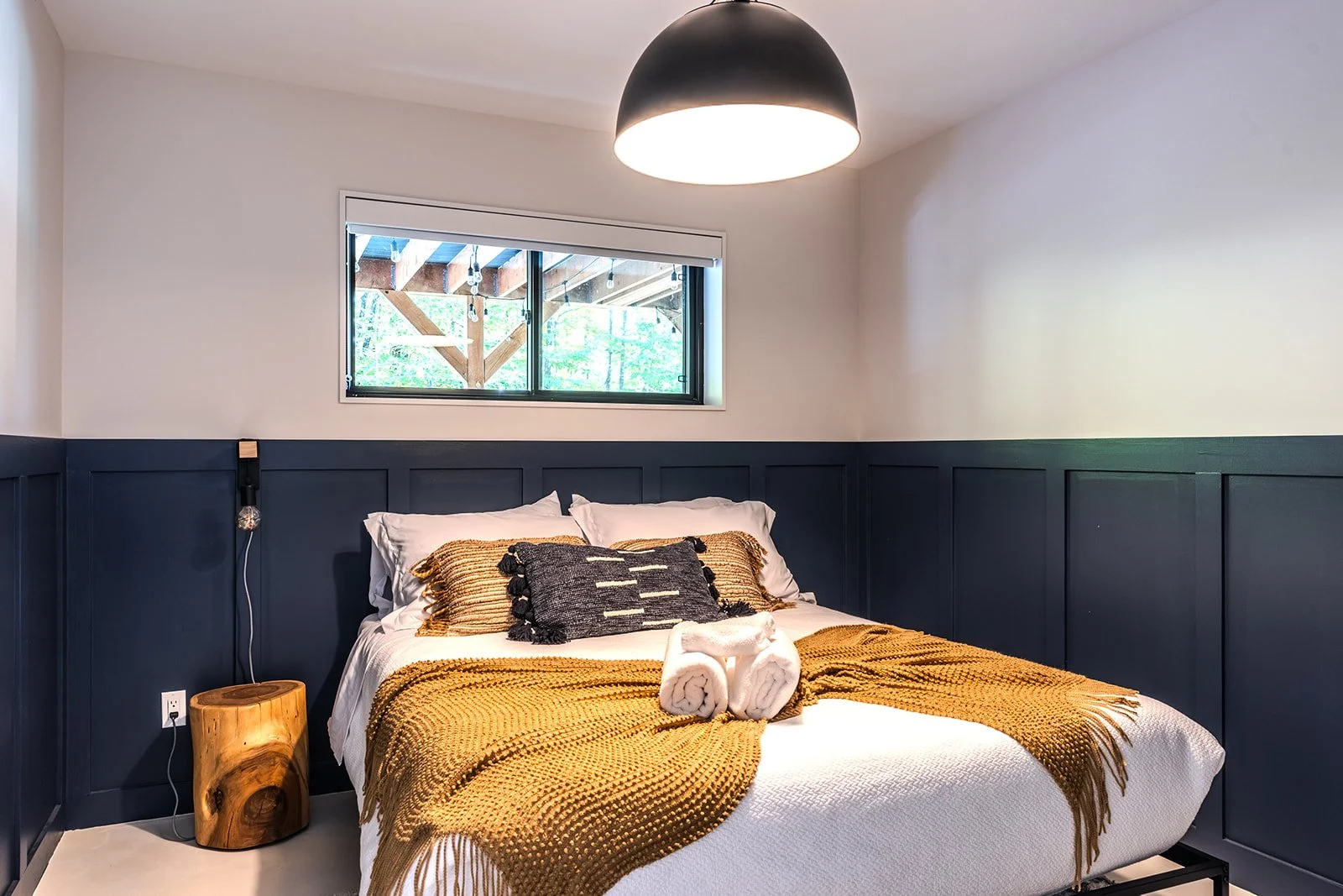Chambre invitée avec lit queen et ambiance chaleureuse