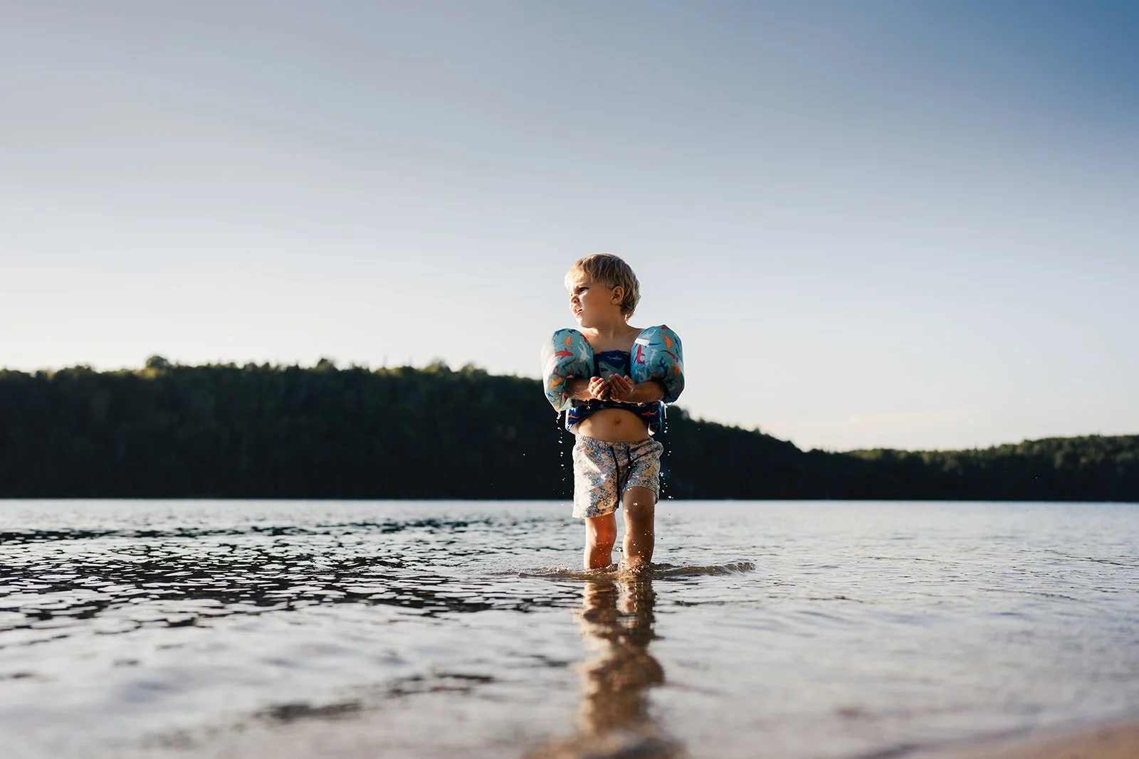 Moments de jeux et de découvertes au bord du lac, sécuritaire et invitant pour toute la famille.