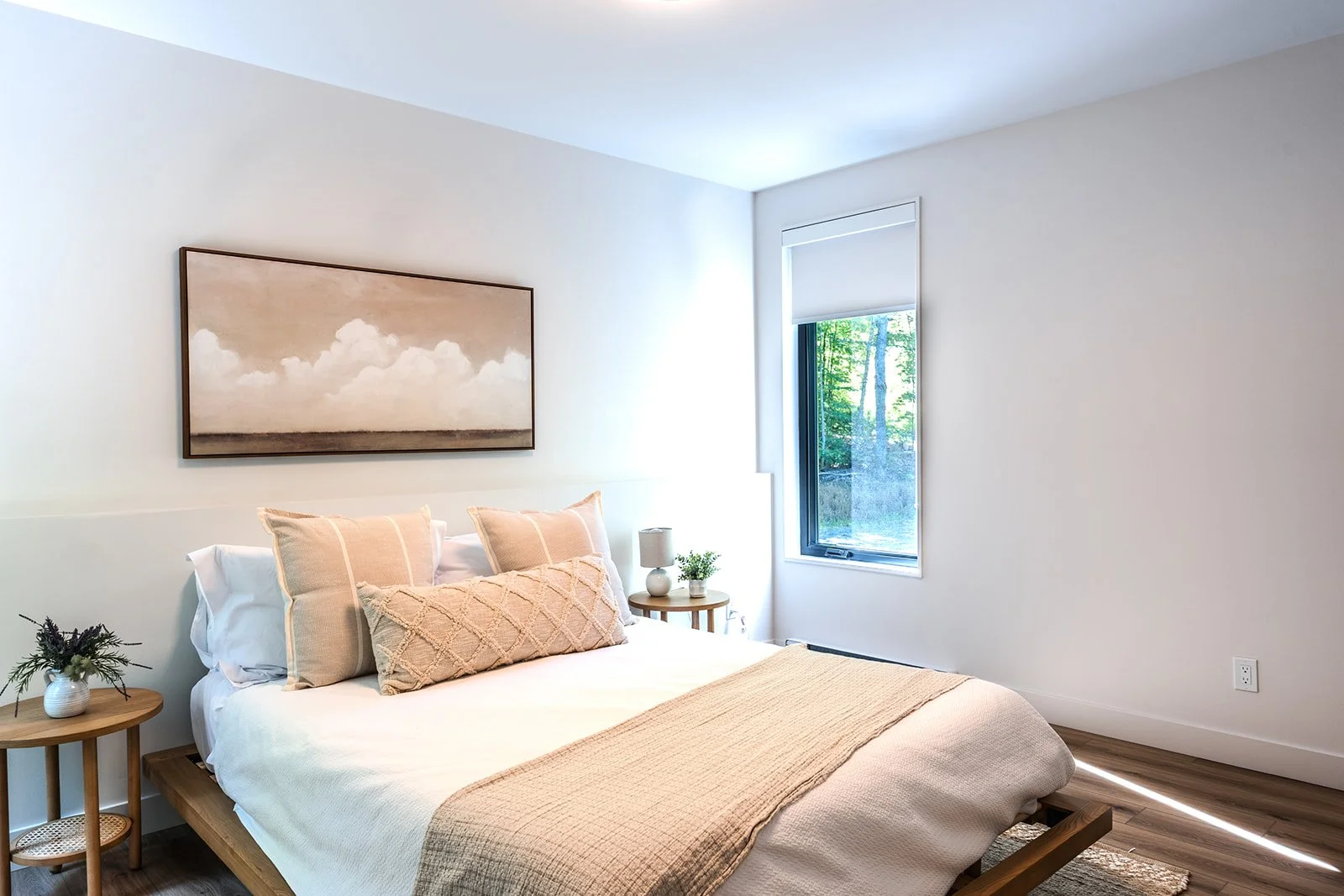 Chambre principale avec lit queen et déco apaisante, attenante à la salle de bain privée