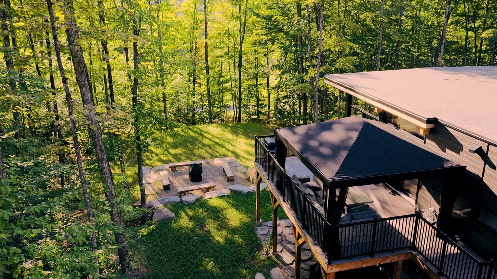 Aire de feu aménagée et pavillon trois saisons, parfaits pour profiter pleinement de la nature environnante.