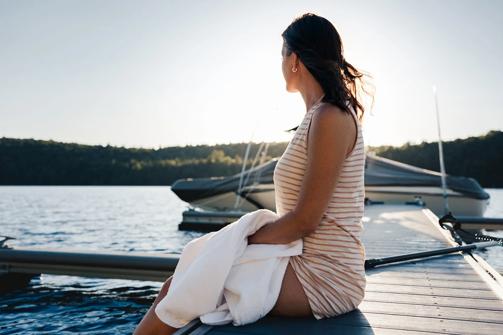Un endroit paisible pour contempler la nature, lire ou simplement admirer le coucher de soleil sur le lac.