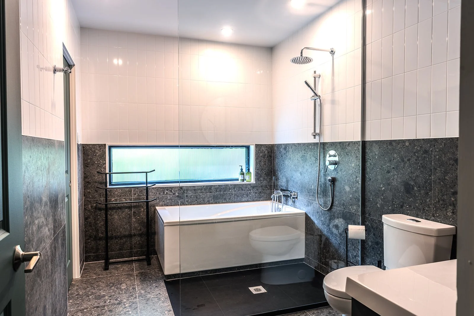 Salle de bain complète avec douche à l’italienne et bain moderne