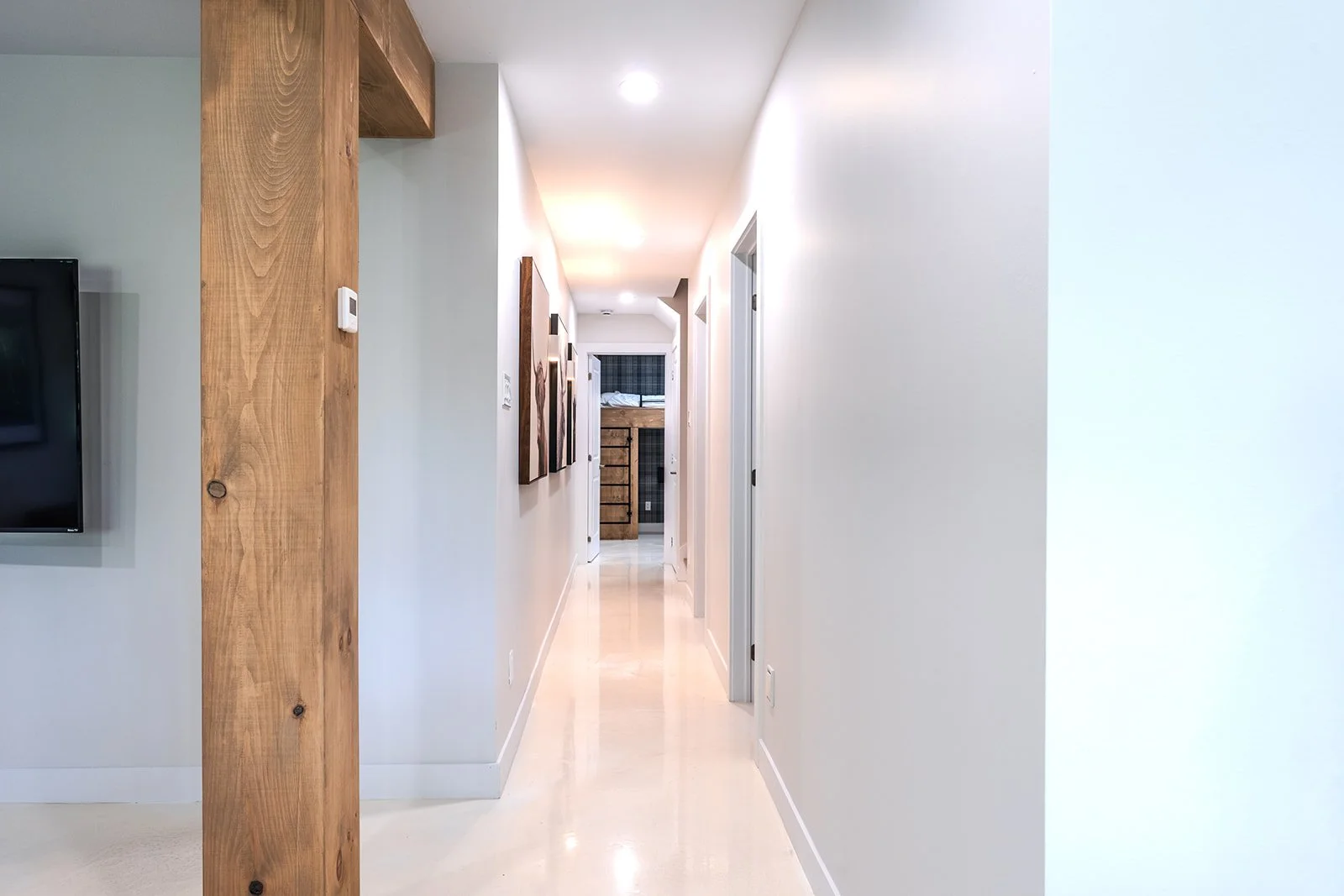 Couloir avec plancher chauffant en époxy, alliant confort et modernité.