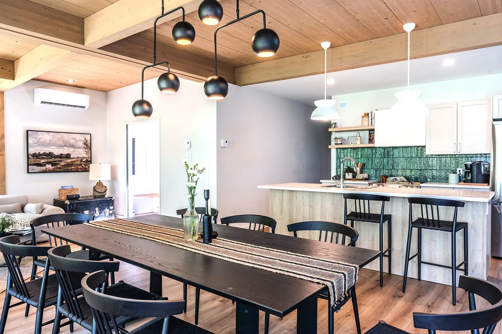 Grande table à manger et cuisine moderne, idéale pour des repas en famille ou entre amis.