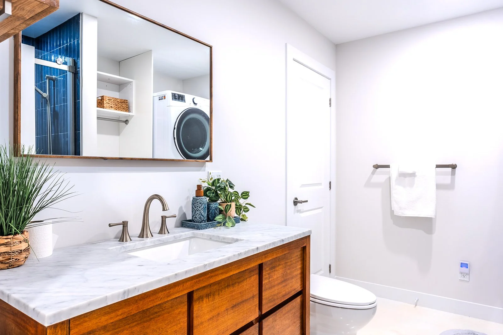 Deuxième salle de bain avec douche et espace buanderie pratique