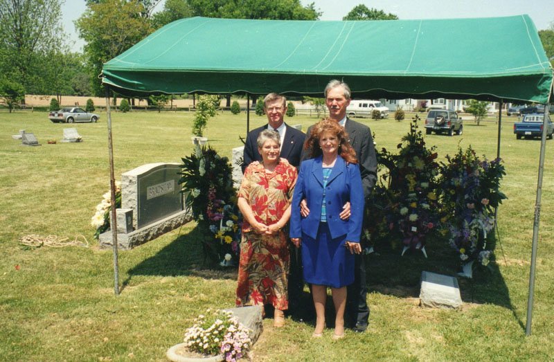 copy_0_bradshaw-family-at-johns-funeral-img245