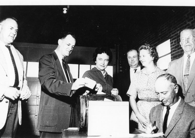copy_0_billy-moore-m-e-godwin-jr-katherine-godwin-wm-simpson-dorothy-chapman-bradshaw-shelton-dailey-j-r-chapman-at-poles-fire-station