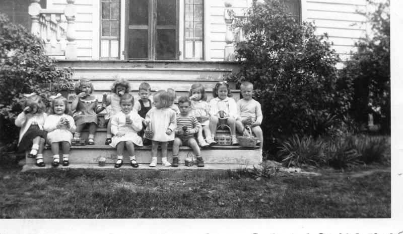 copy_0_chuckatuck-kids-on-meadowlot-front-poarch-in-1950-see-folder-for-names-img062