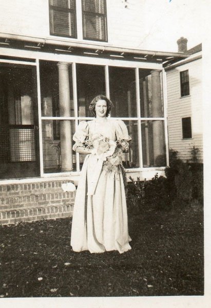 img999-dorthy-bradshaw-in-front-of-house-in-chuckatuck