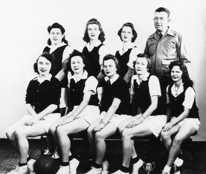 womens-bb-team-c-1946-incl-anne-irene-grace-pinner-and-leona-b-pruden-dottie-and-john-bradshaw-john-bradshaw-photo-img497