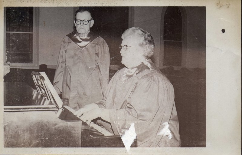  Alton and Hazel Wagner 0 Oakland Christian Church choir members  Wagner family photo 