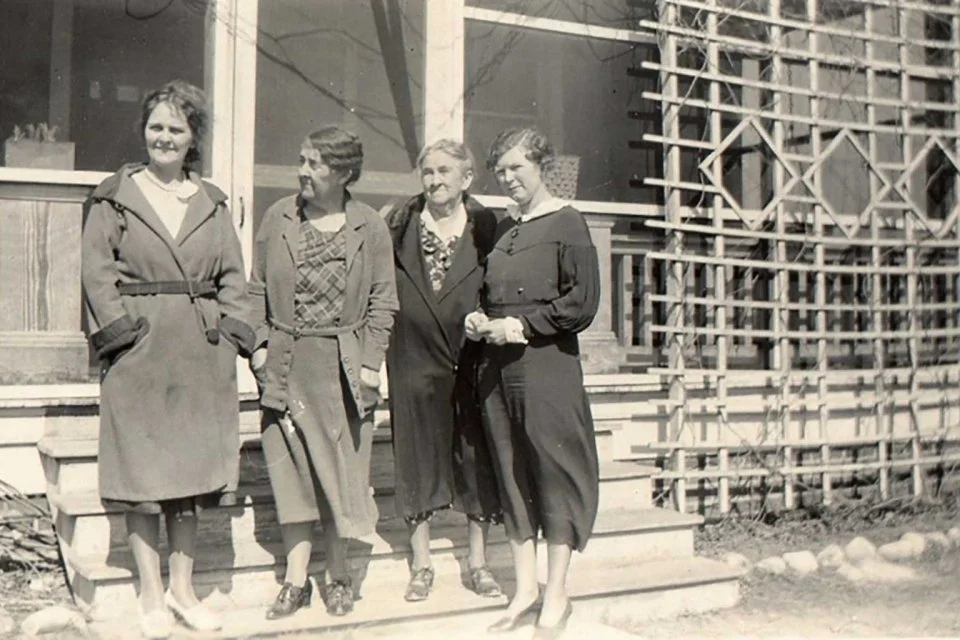  Mrs. Laura Woodward, Mrs. Claire Cotton, Annie Lee (Grandmother) Gilliam and Dot Gilliam at the Woodwards in Chuckatuck - 1933  Gilliam family photo 