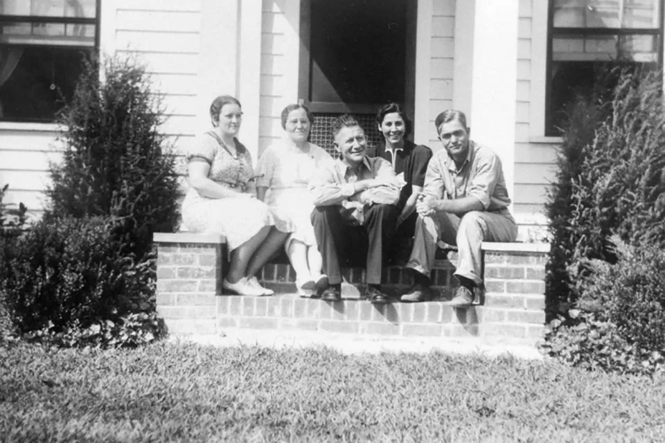  Saunders Family - Edna Saunders (on right)                                                                   W.G. Saunders (on left)  Saunders family photo  