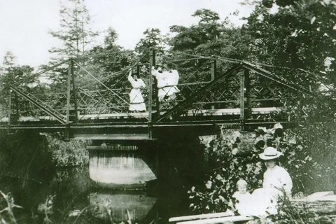 bridge-at-everets-with-wg-saunders-family.jpg-nggid03538-ngg0dyn-480x320x100-00f0w010c011r110f110r010t010.jpg