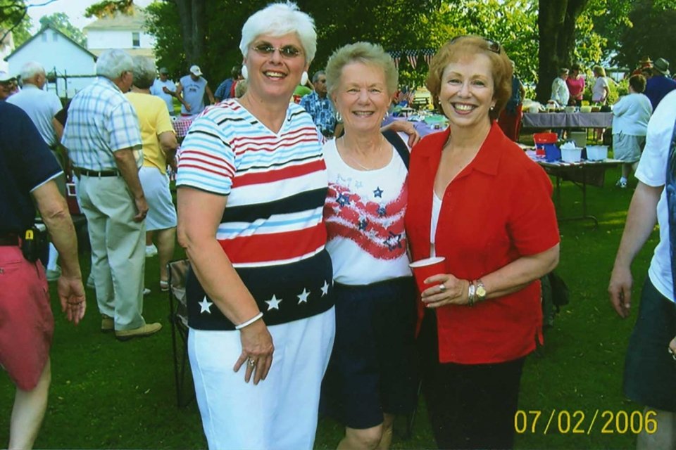 whitley-july-picnic-2006-ann-berard-bette-begley-lorraine-myersimg079.jpg-nggid042529-ngg0dyn-960x640x100-00f0w010c011r110f110r010t010.jpg
