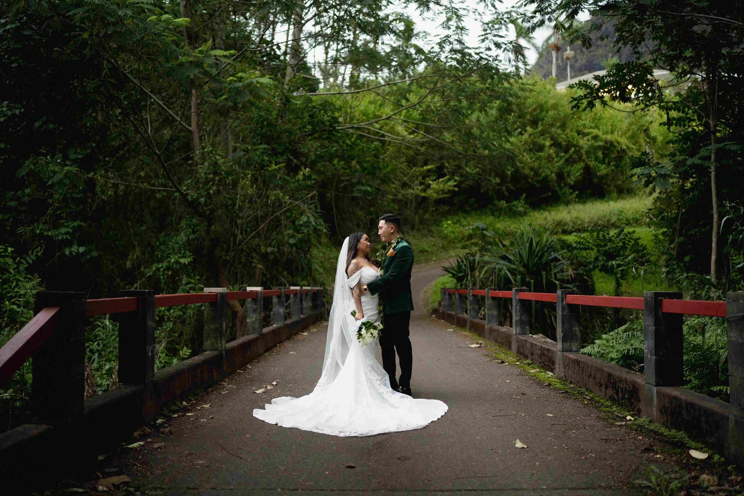 kayla-shane-the-charming-estate-kailua-oahu-wedding-aloha-media-weddings(23).jpg