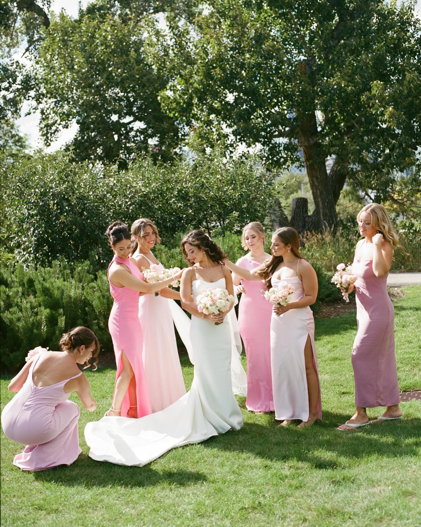 While we love witnessing the love between our couples there is something so special about a bride and her girls too 💕

Planning &amp; Design: @momentsbymadeleineyyc 
Photography: @rebeccafrank.co 
Videography: @atelierparfait 
Florals: @hue.florals 