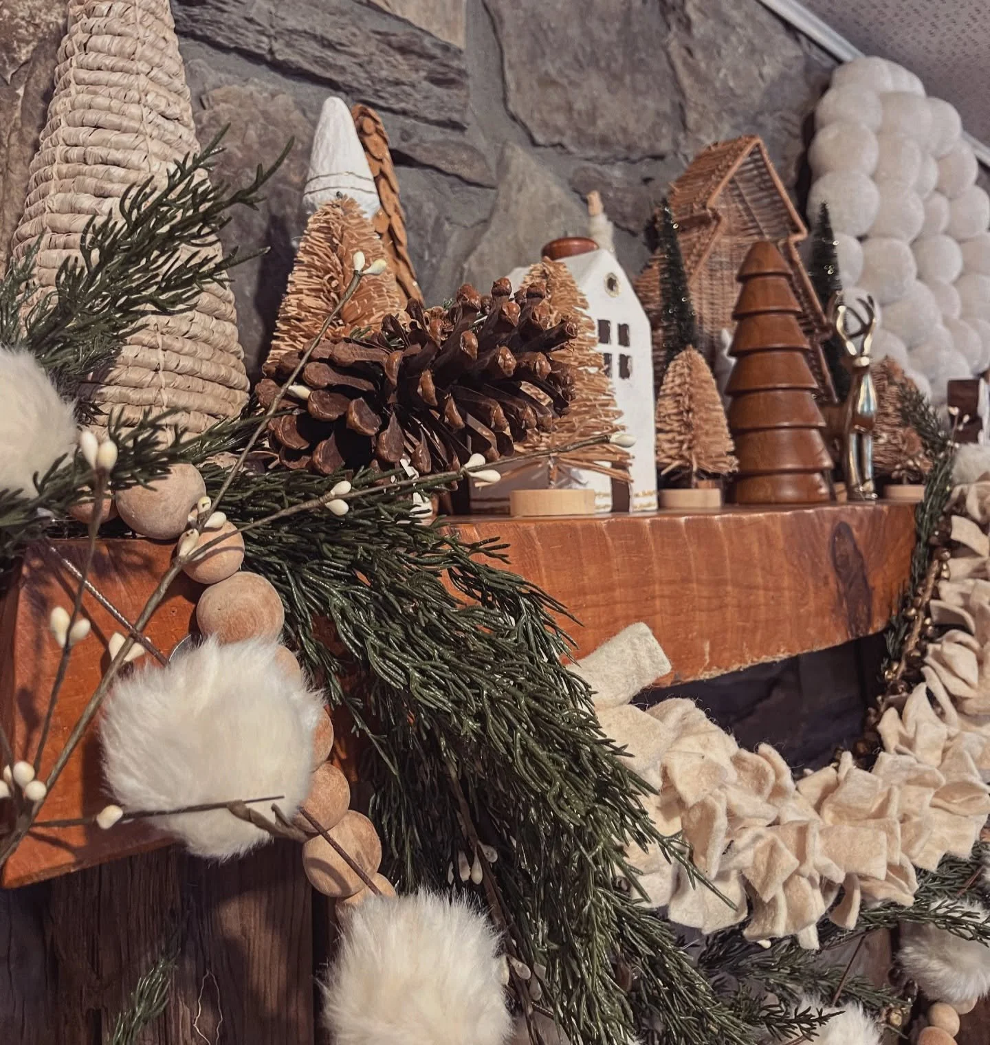 Seasonal mantle changes are our FAV!!!! Especially this one 🤶🏻&hearts;️🎄