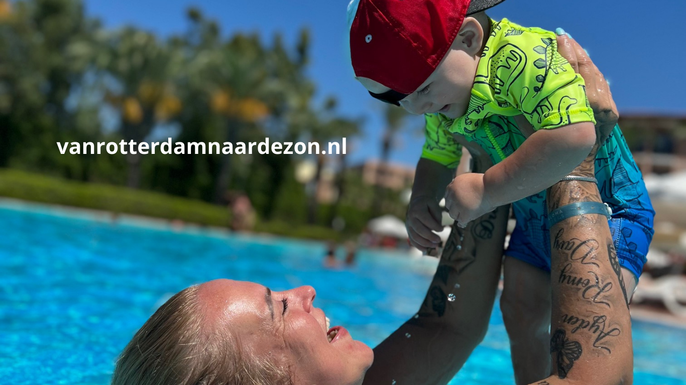 In het zwembad met zoontje aan het genieten van vakantie