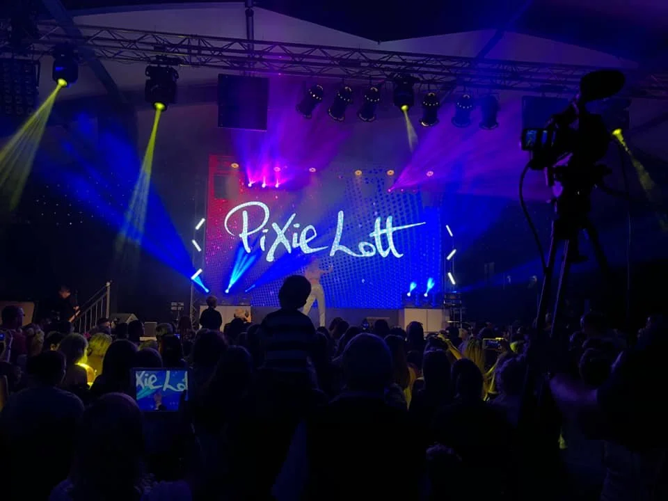 lighting with Pixie lott