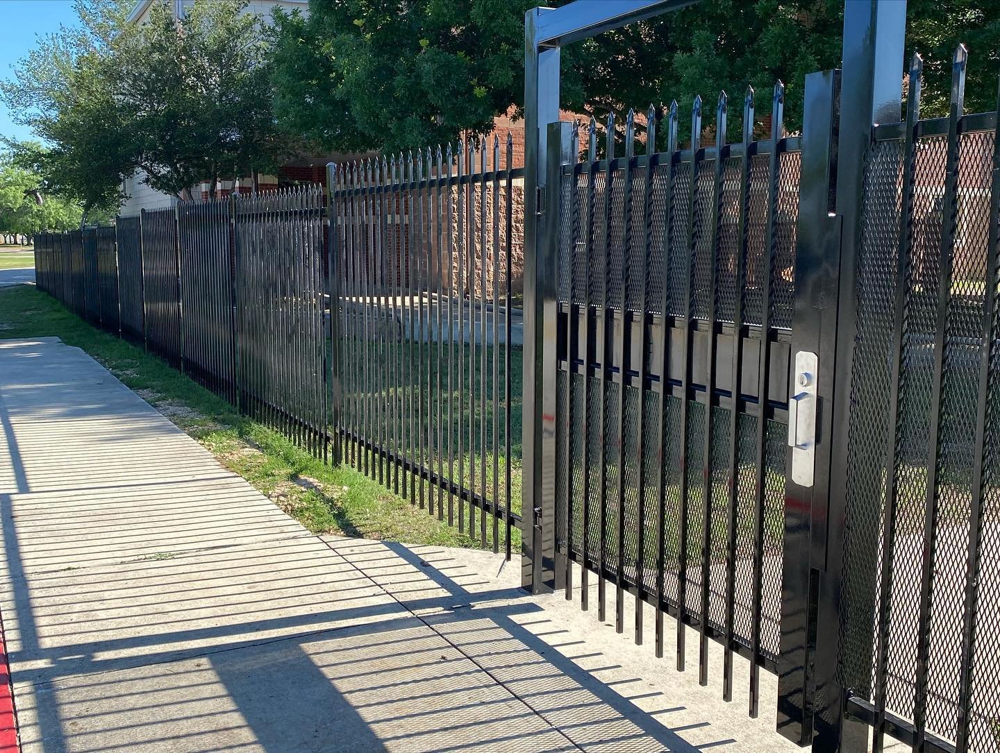 #wroughtirongate #wroughtironfence #ornamentalfence #selfclosinghinges #selfclosinggates #panicbargate