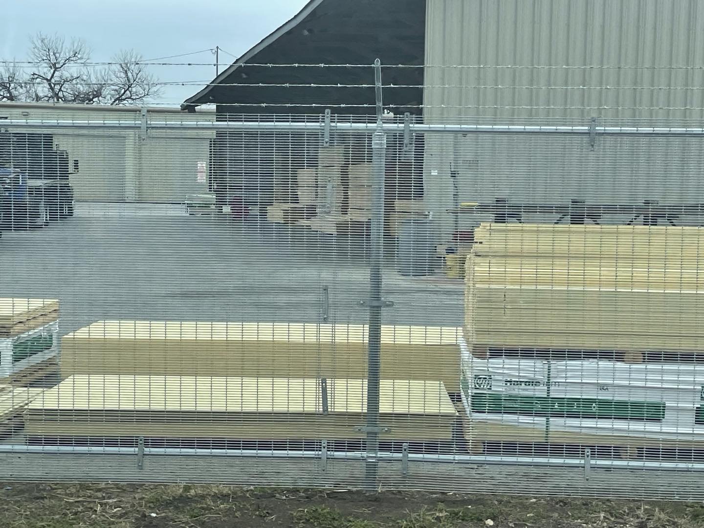 #weldedwiremesh #weldedwirefence #weldedwire  #anticlimb #anticlimbfence Much harder to cut.