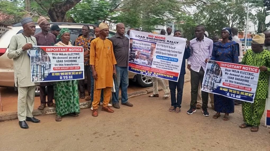 ikorodu-resident-storrms-hq-over-7-year-black-out