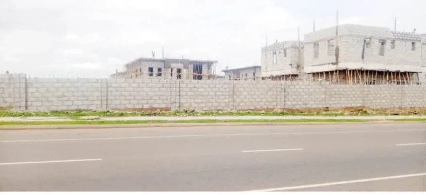 Construction Advances on Wuye Hospital Land Despite Residents’ Opposition