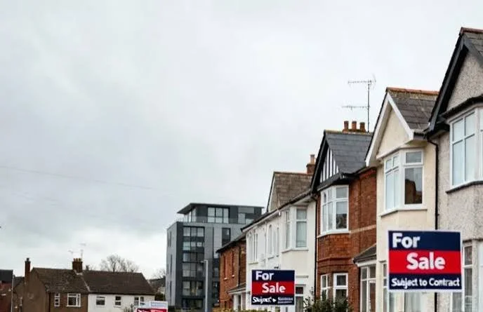 UK Property Offers Fall 6% as Buyers Become More Selective