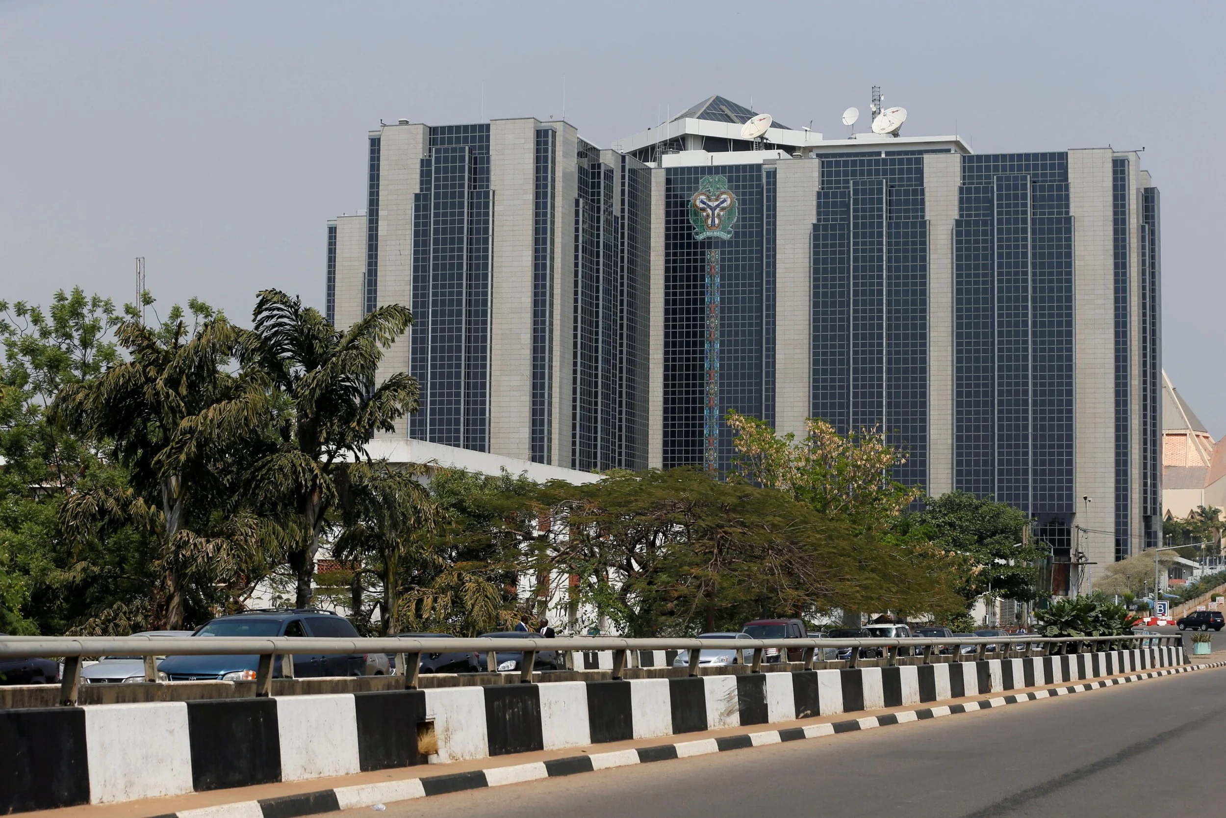 Experts Urge CBN to Use Stronger Reserves to Stabilise Naira