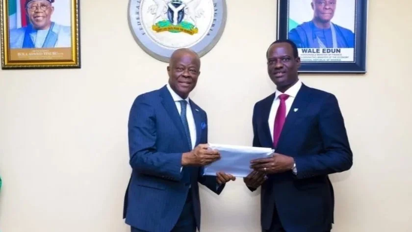 Taiwo-Oyedele-Assumes-Office