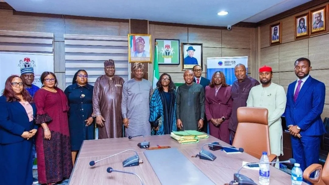 aviation-minister-signs-enugu-airport-concession