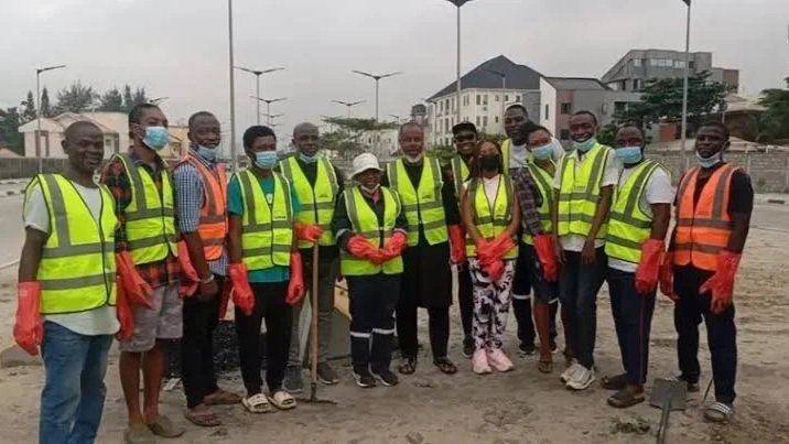 lekki-resident-take-sanitation-campaign-to-major-highways.