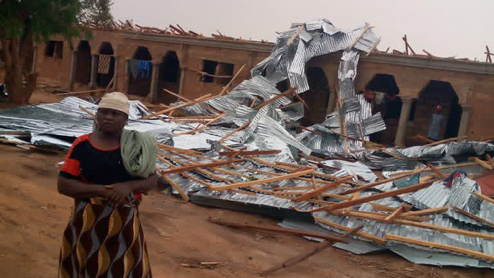 windstrom-damages-several-houses