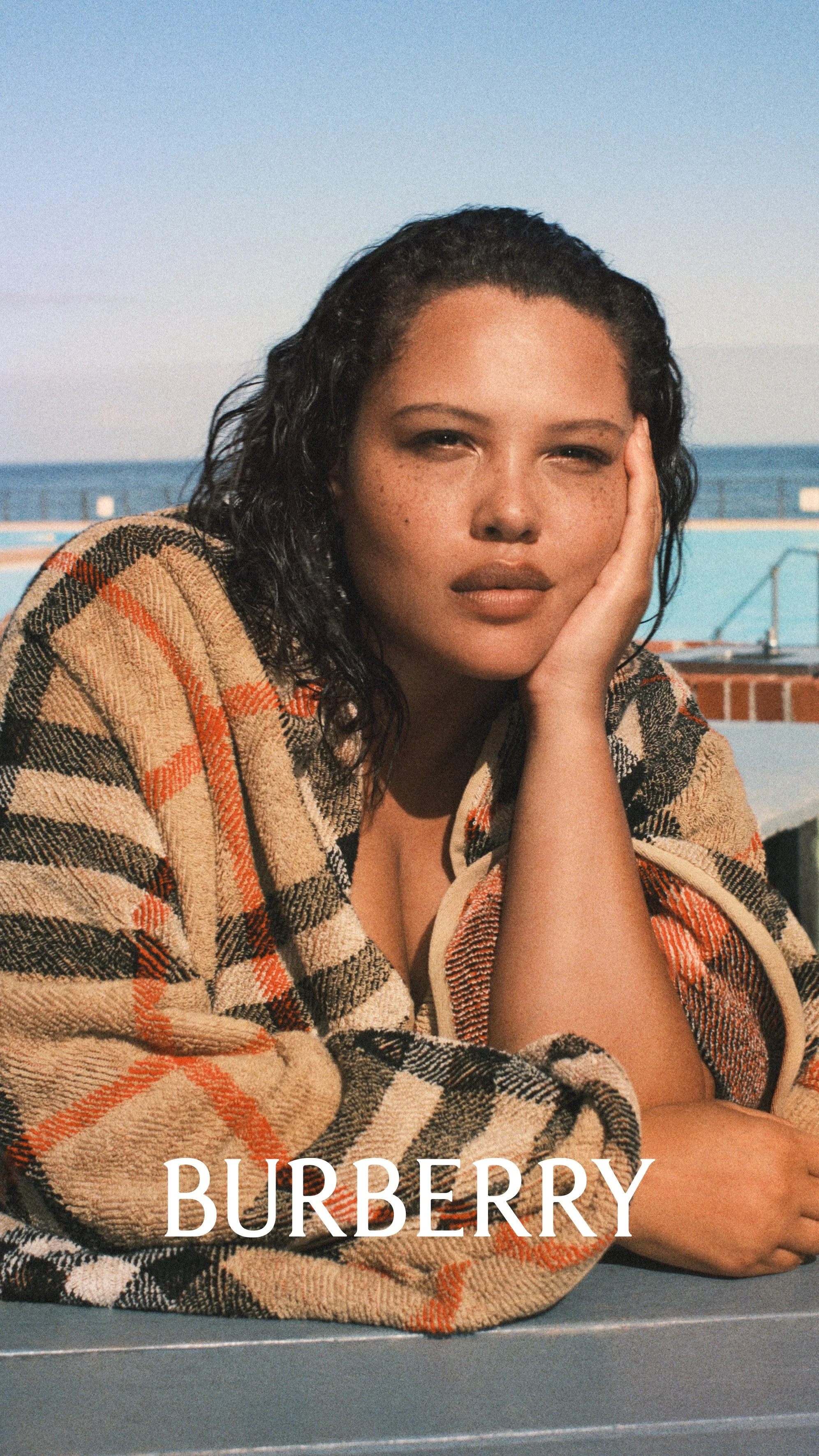 BURBERRY_2026_HIGH_SUMMER_2026_HERO_sRGB_CROPPED_LOGO_33_9x16.jpg