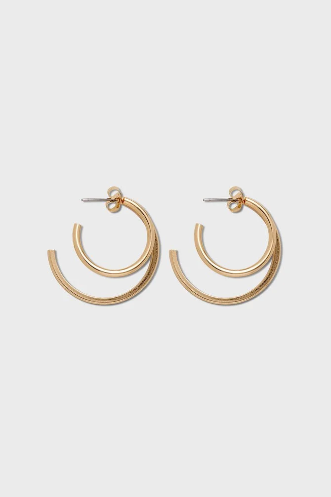 JE9072_Caroline_Hoops_Gold_01_670x.jpg
