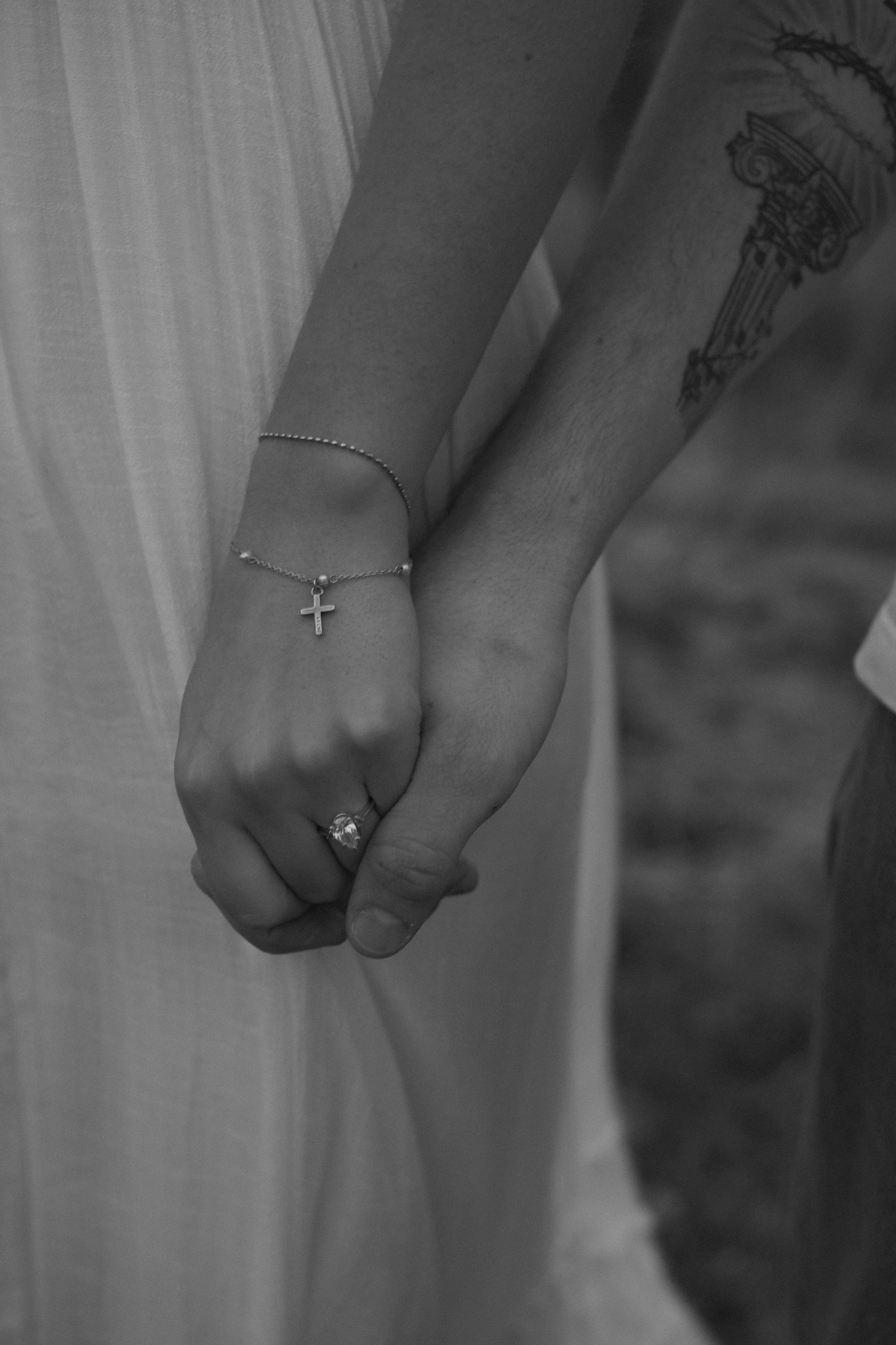 minnesota wedding photographer | engagement photos | holding hands