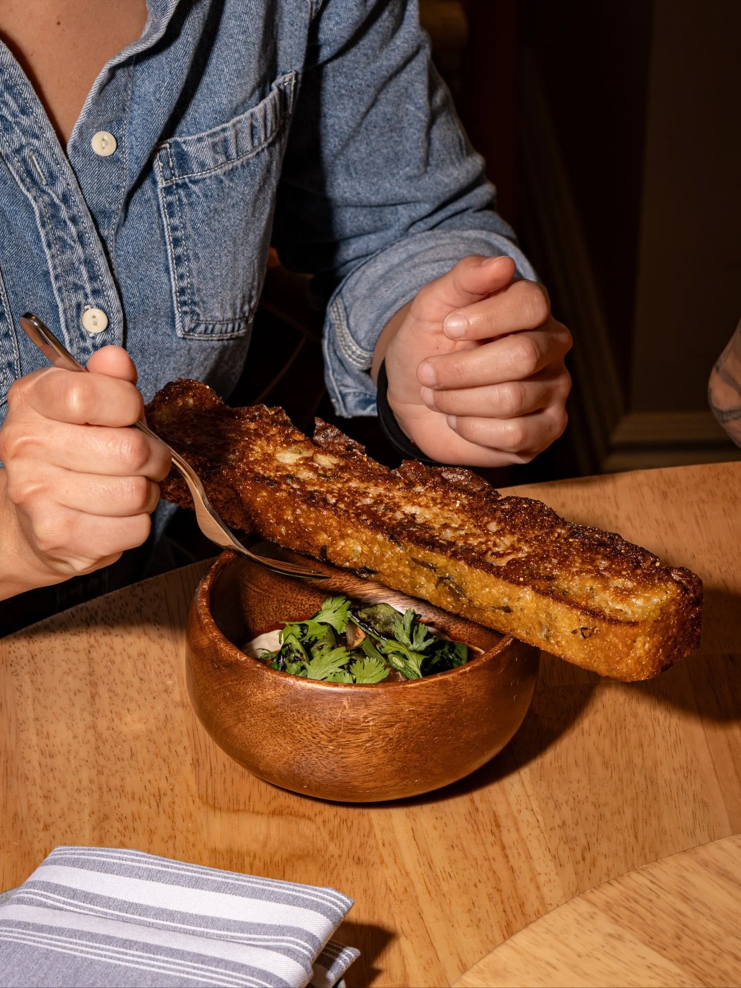 𝐂𝐡𝐢𝐥𝐢 𝐒𝐚𝐭𝐞 𝐁𝐞𝐚𝐧𝐬 | Đậ𝐮 Ớ𝐭 𝐒𝐚𝐭𝐞
tofu stracciatella, scarlet runner beans, mắm nem, shio koji focaccia

A bowl that bridges Chef Kevin&rsquo;s roots &mdash; where Southern comfort meets the bold, fermented flavors of Vietnam. Heirlo