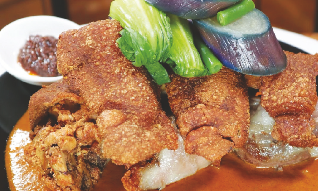 Deep‑fried pork hock with peanut sauce and assorted vegetables