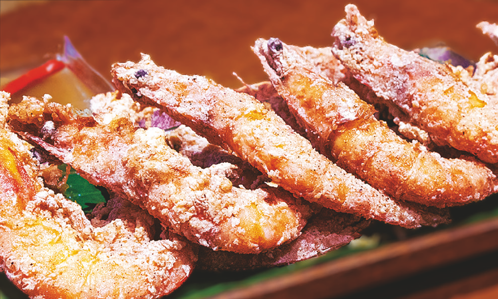 Deep‑fried prawns in seasoned breading.